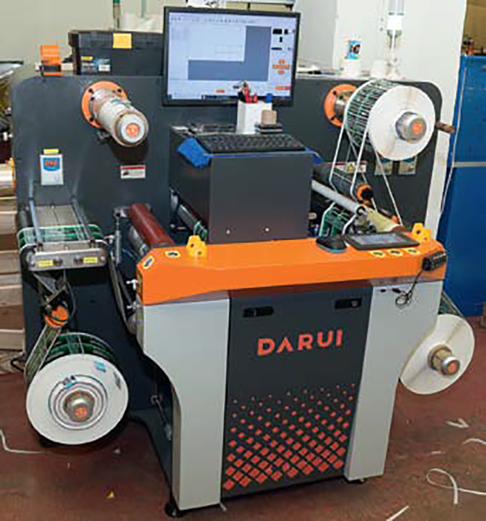 В дополнение к цифровой печатной машине приобретено цифровое оборудование для механической высечки и удаления облоя Darui D-S7 с тремя флюгерными ножами В дополнение к цифровой печатной машине приобретено цифровое оборудование для механической высечки и удаления облоя Darui D-S7 с тремя флюгерными ножами