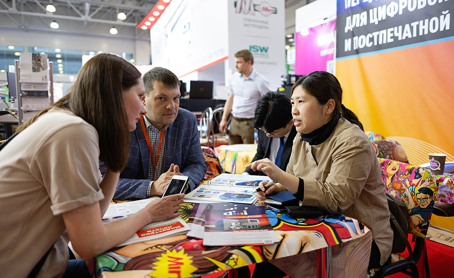 Деловая встреча на выставке Printech и RosUpack директора по международным продажам Dilli Донг-Хи Чой, менеджера по продажам Dilli Джин-Кию Джеонга, редактора Publish Юлии Васиной и директора по закупкам Смарт-Т Александра Романова Деловая встреча на выставке Printech и RosUpack директора по международным продажам Dilli Донг-Хи Чой, менеджера по продажам Dilli Джин-Кию Джеонга, редактора Publish Юлии Васиной и директора по закупкам Смарт-Т Александра Романова